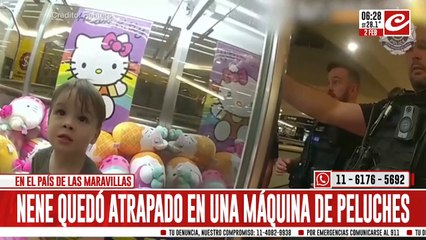 Video herunterladen: Nene de tres años quedó atrapado en una máquina de peluches