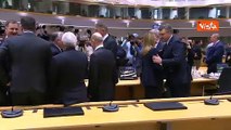 Orban saluta Metsola col baciamano al Consiglio Europeo straordinario