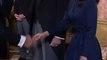 El impasse de Doña Letizia  La reina Letizia sufrió un pequeño accidente de moda cuando se le cayó su pulsera de diamantes y zafiros en plena recepción al Cuerpo Diplomático Acreditado en España, en el Palacio Real