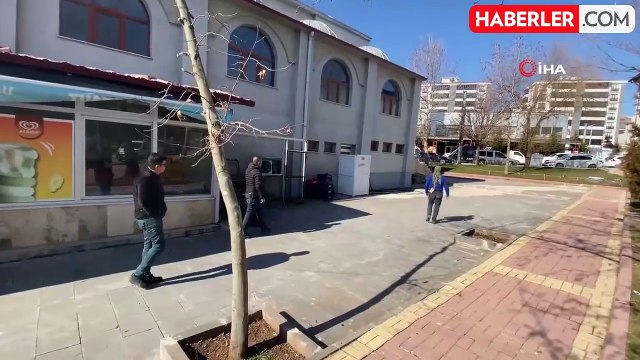 Zabıtayı gören dilenci, kadınlar tuvaletine saklandı: Savunması pes dedirtti: 'Belki namaz kılacağım'