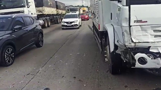 Engavetamento entre caminhão e três carros deixa um ferido no Contorno Sul
