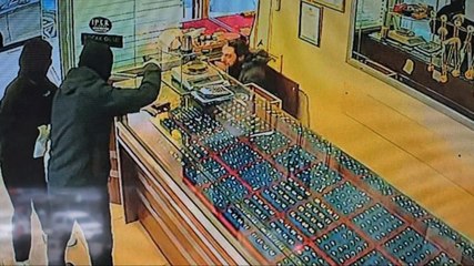 Evlenmek için kuyumcu soydular