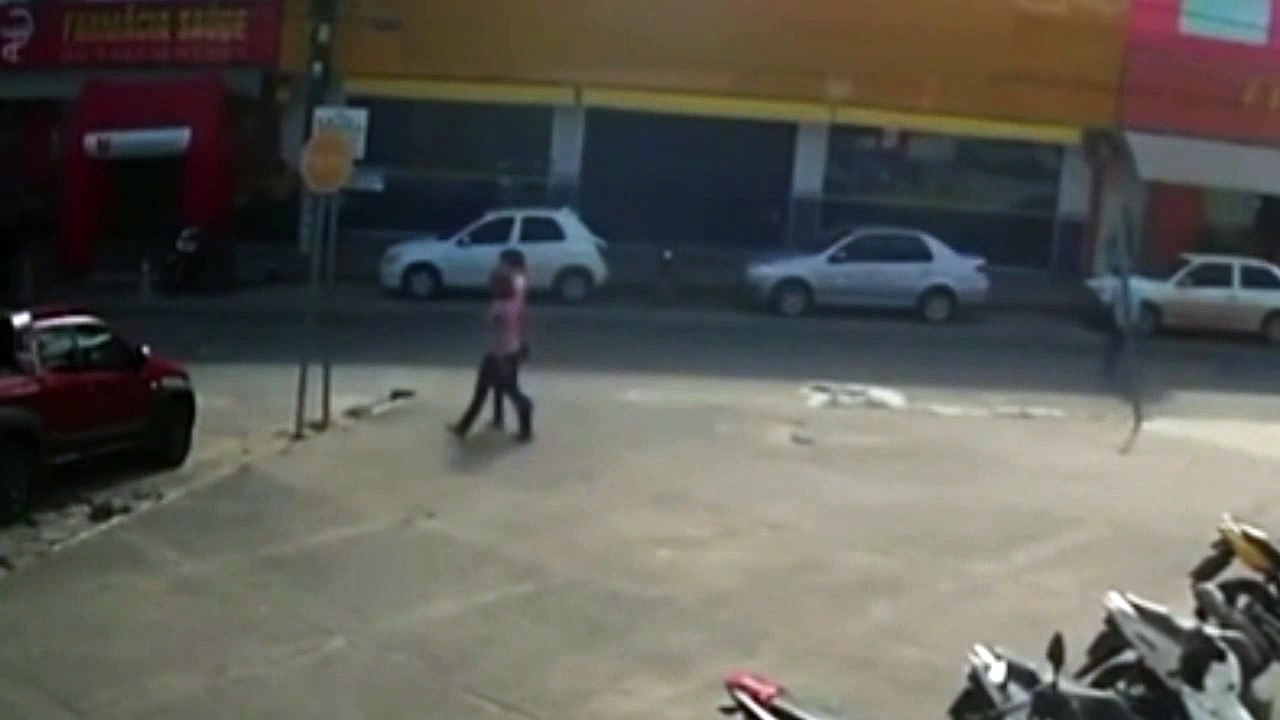 Duas pessoas são vítimas de 'saidinha bancária' em Itamaraju; uma delas é baleada