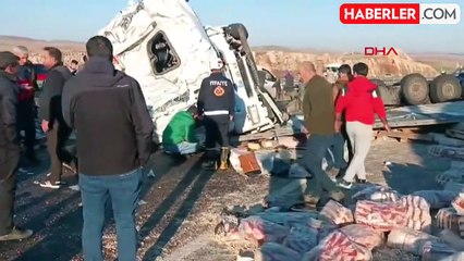 Hilvan'da temizlik malzemesi yüklü TIR devrildi