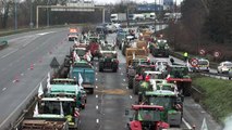 Los agricultores empiezan a retirar sus bloqueos de carreteras en Francia