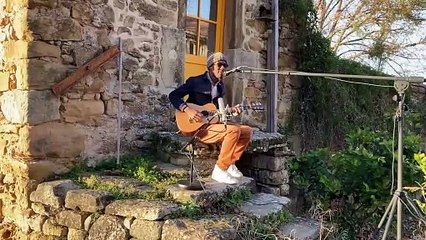 Esteban chante "La Maison du Therondel"