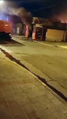 Rescataron a tres personas de un incendio en una vivienda en la Capital
