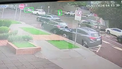 Câmera registra colisão que deixou casal de motociclistas ferido no Centro