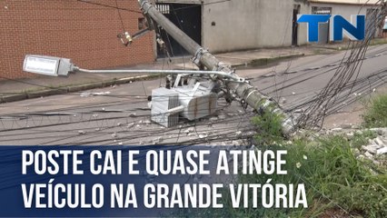 Poste cai e quase atinge veículo na Grande Vitória