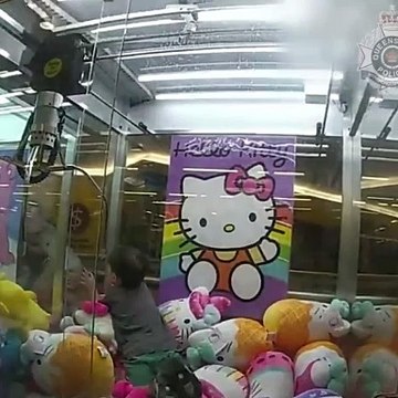 Policiais resgatam criança de 3 anos que ficou presa em máquina de pelúcias da Hello Kitty, na Austrália