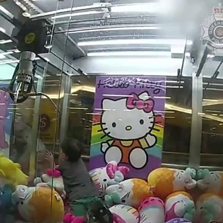 Policiais resgatam criança de 3 anos que ficou...