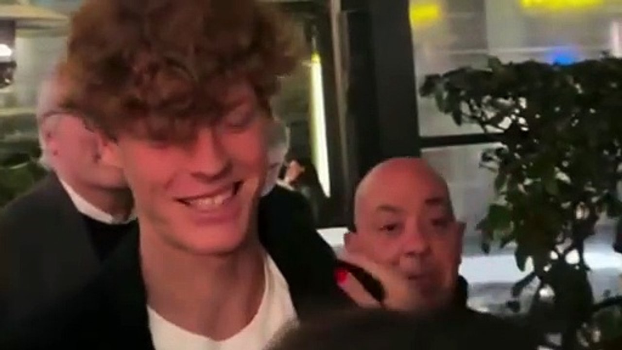 Sinner cena a Trastevere, l'assalto delle fan