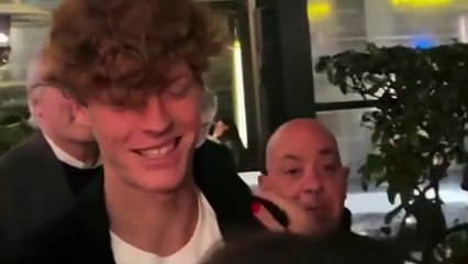 Sinner cena a Trastevere, l'assalto delle fan