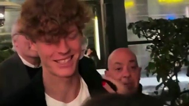 Sinner cena a Trastevere, l'assalto delle fan