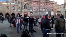 Eurolega, i tifosi del Partizan stasera contro la Virtus, invadono piazza Maggiore. Il video