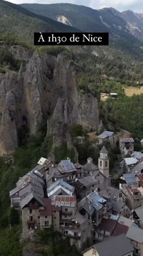 Un lieu qui vaut le coup d’y faire un tour rien que pour la vue à couper le souffle et le magnifique château viticole qui ressemble à un château italien ! Rejoins Petit Mauda !