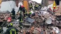 Roma, esplode palazzina a Canale Monterano: il salvataggio delle tre persone rimaste sotto le macerie