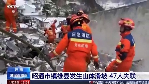 Video Le immagini della frana nello Yunnan, in Cina: oltre 47 le persone sepolte sotto le macerie