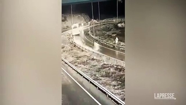 Tragedia in Turchia, bus esce di strada in curva e si ribalta: 9 morti e 30 feriti