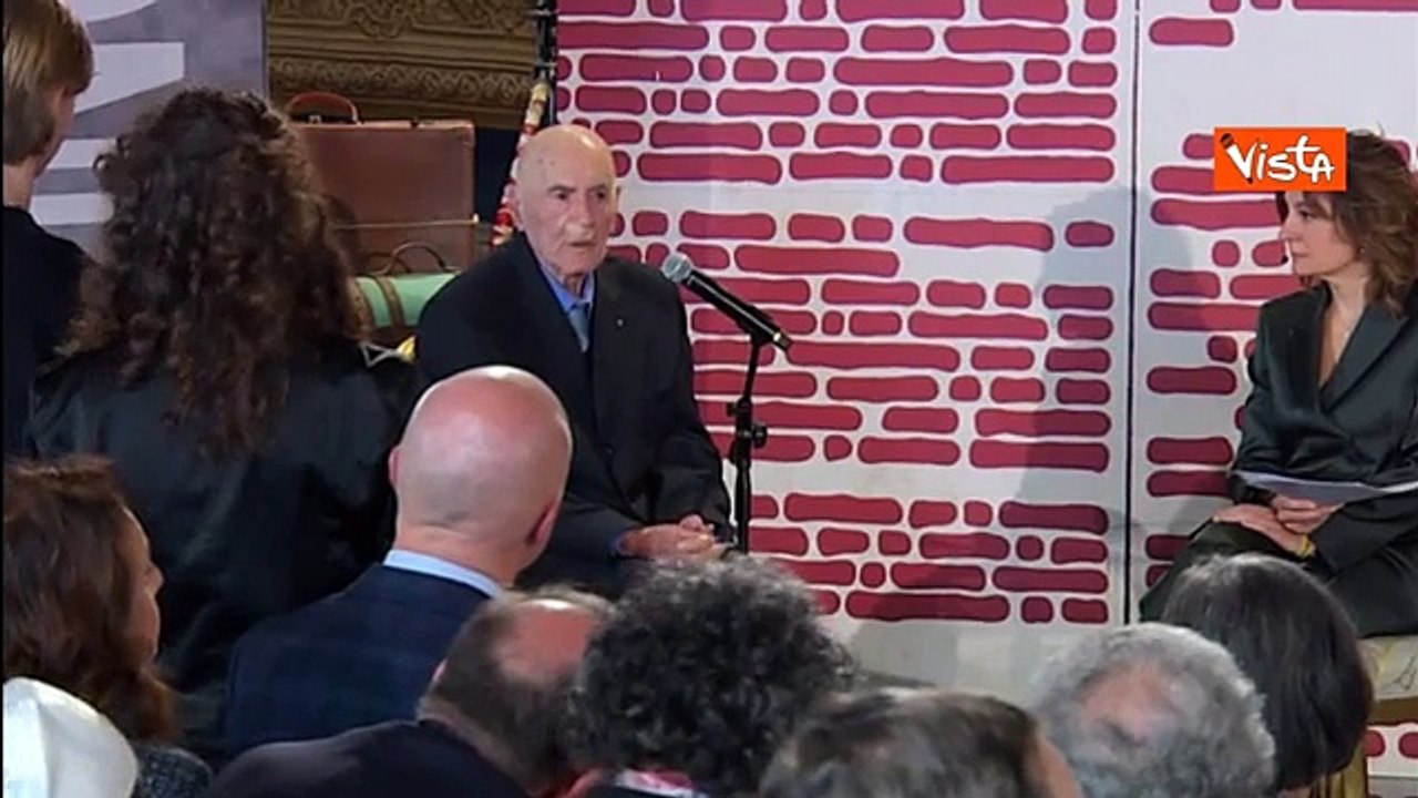 Giornata della Memoria, Sami Modiano "abbraccia" la sala del Quirinale, standing ovation per lui