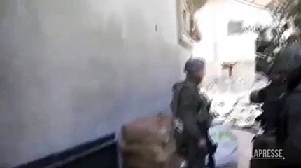 I soldati israeliani scoprono un tunnel dove sono stati tenuti alcuni ostaggi, a Gaza