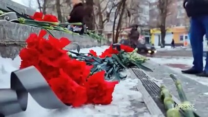 Ucraina, bombe su un mercato di Donetsk: fiori sul luogo dell'attacco