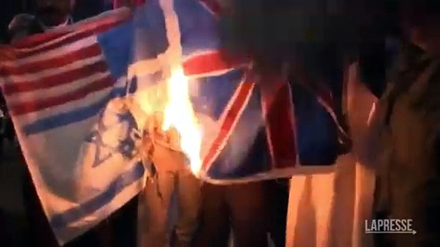 Raid contro gli Houti in Yemen, bruciate bandiere davanti all’ambasciata inglese a Teheran