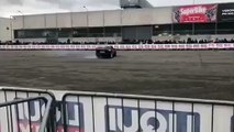 Il momento in cui l’auto dello stuntman travolge gli spettatori al Motor Bike Expo di Verona