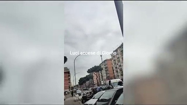 Luci accese anche di giorno a via Malatesta (Pigneto), la segnalazione: «Così da due mesi, sui due lati della strada»