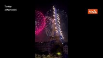 Capodanno a Parigi, ecco la Torre Eiffel illuminata dai fuochi d'artificio