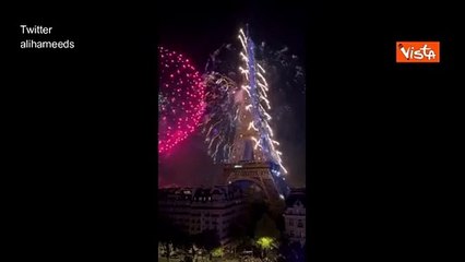 Download Video: Capodanno a Parigi, ecco la Torre Eiffel illuminata dai fuochi d'artificio