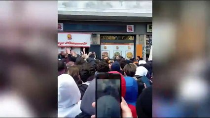 Ostiense, cori da stadio (e attese di ore) per gli hamburger di Cicciogamer89. Lo youtuber: «Grazie per la pazienza»