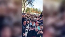 Decine di fan di Cicciogamer davanti alla sua paninoteca: la folla per l’inaugurazione e i panini gratis