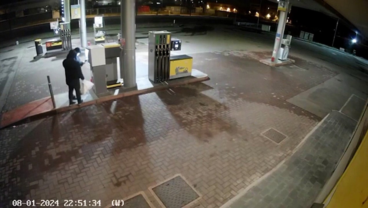 Parma, ecco come i ladri smontano il lettore della cassa del distributore