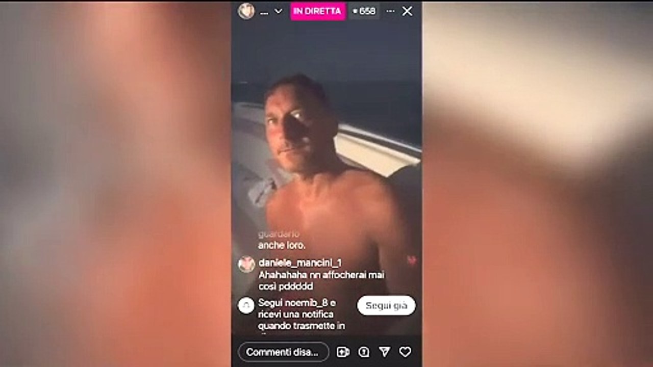 Francesco Totti e Noemi Bocchi, Capodanno 2024 alle Maldive: ecco il video dalla barca