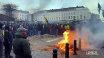 Roghi fuori dal Parlamento europeo a Bruxelles: si inasprisce la protesta degli agricoltori