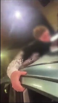 Surf sul cofano dell’auto in movimento