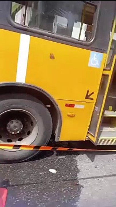 Acidente deixa ônibus e carro danificados