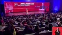 «C'è un medico in sala?», Pedro Sánchez interrompe il suo discorso al Psoe: una spettatrice accusa un malore