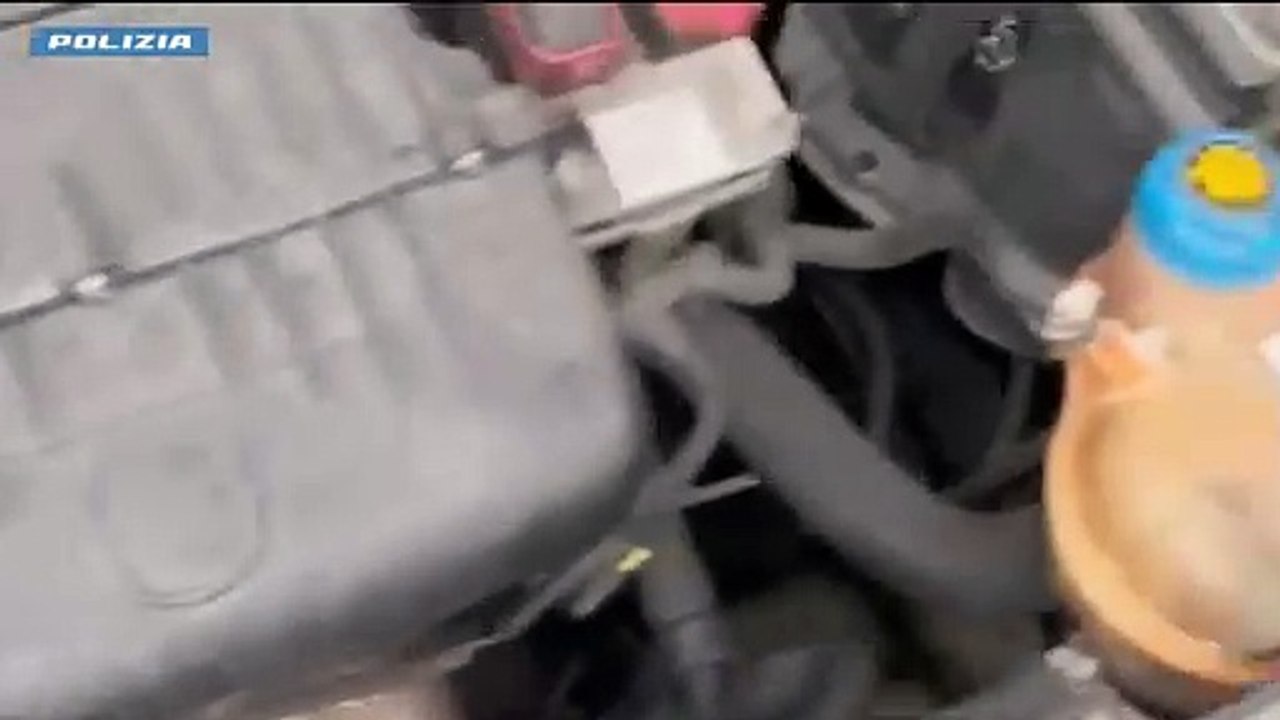 Milano, finge di andare a fare la spesa per sfuggire ai controlli: nascondeva la cocaina nel motore dell'auto