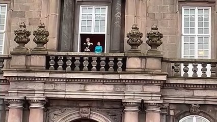 Frederik X è il nuovo re di Danimarca: il saluto dal balcone