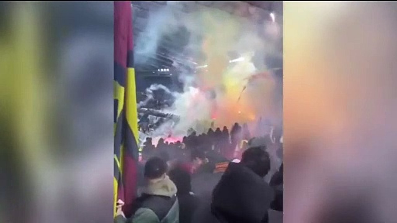 Derby Lazio-Roma, ecco la scena del petardo che esplode in curva sud