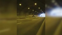 Vuelan una avioneta de Red Bull entre túneles en una autopista