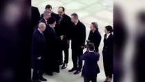 Il presidente iraniano Raisi in Turchia: saluta il corpo diplomatico ma rifiuta di stringere la mano a una donna