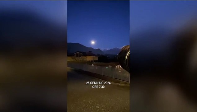 Torino, la luna piena sul Rocciamelone e la Sacra di San Michele. Il nuovo video di Valerio Minato