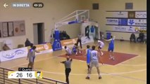 Basket, a Catanzaro un tifoso entra in campo e colpisce un giocatore