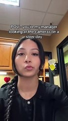 Capo la spia dalle telecamere di sicurezza mentre lei lavora (VIDEO)