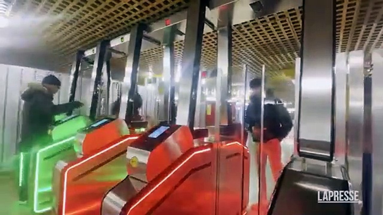 Milano, alla stazione San Donato della metropolitana entrano in funzione le barriere anti-evasori