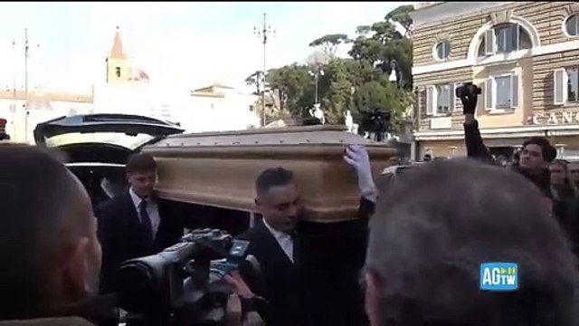 Sandra Milo, l'arrivo del feretro alla chiesa degli Artisti di Roma dove sono stati celebrati i funerali