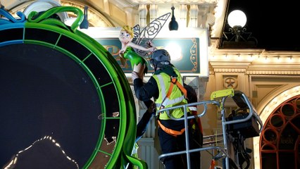 Au cœur du changement de décors de Disneyland, en pleine nuit